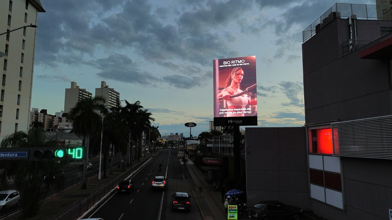 Mega Painel ao entardecer com campanha Bio Ritmo