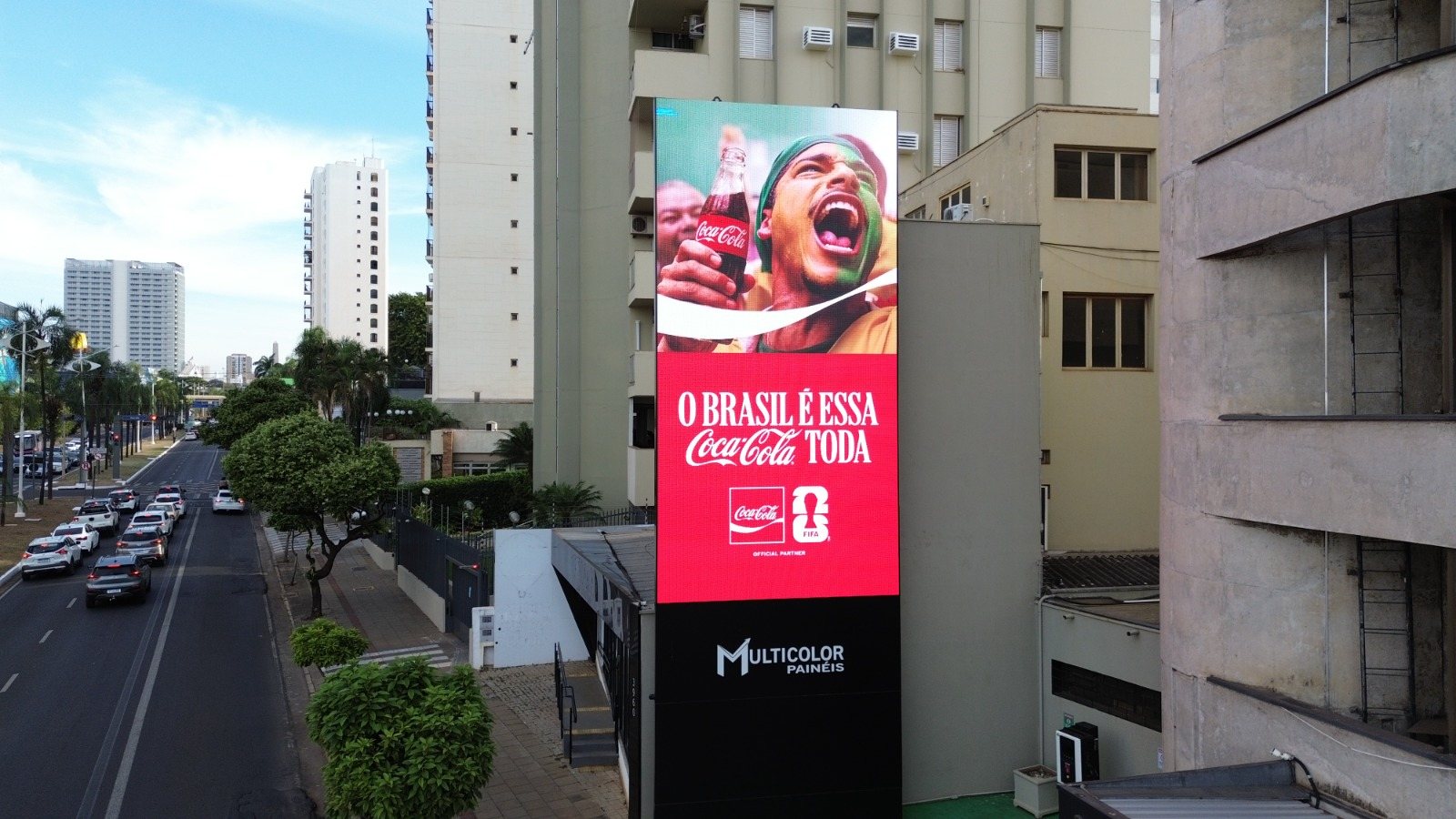 Mega Painel Av. Alberto Andaló com campanha Coca-Cola