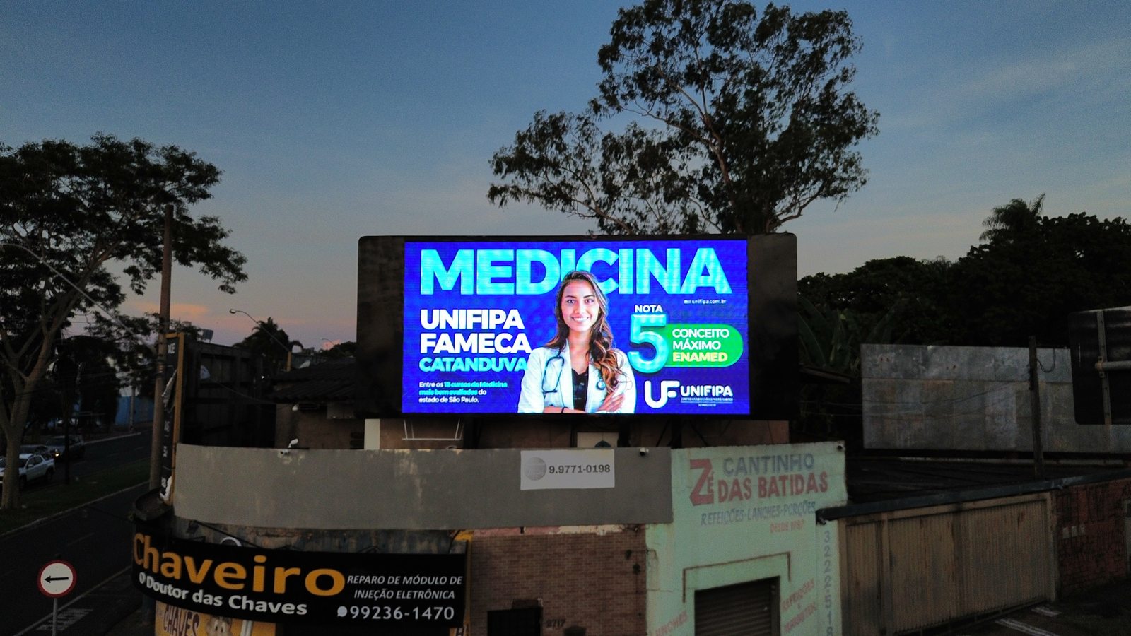 Super Painel Av. dos Estudantes ao entardecer