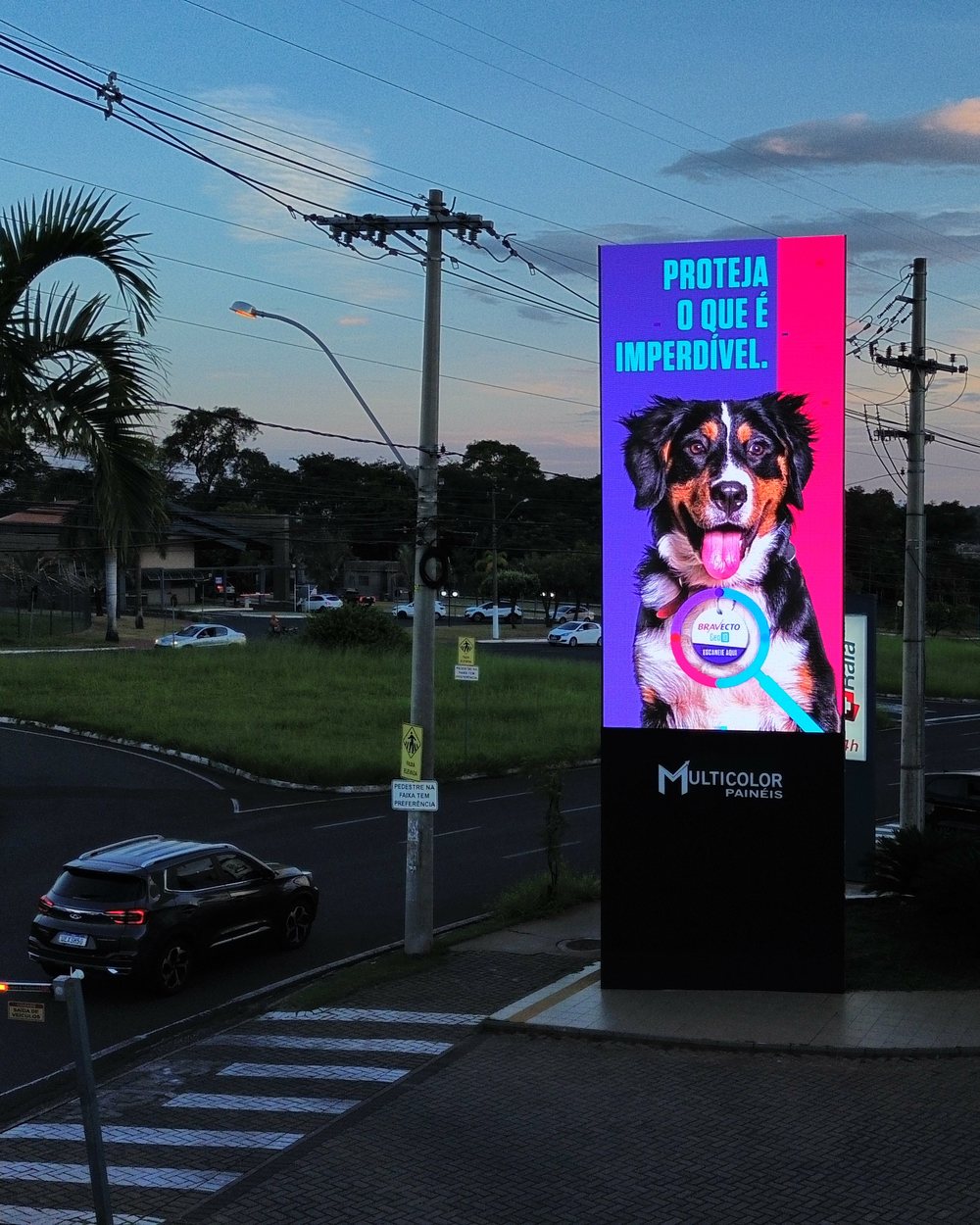Painel digital Multicolor com avenida ao lado em São José do Rio Preto