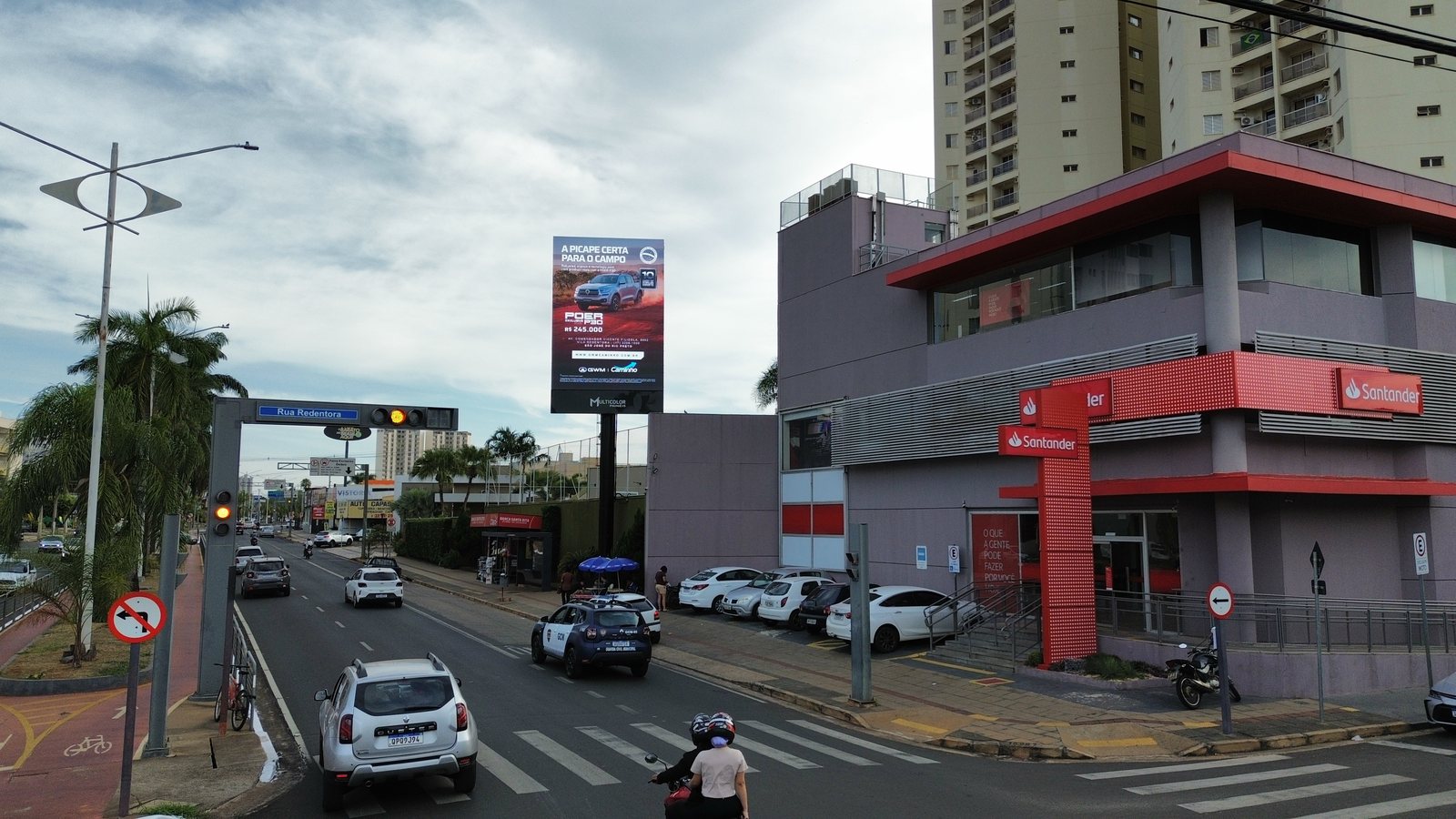 Mega Painel vertical na Av. Bady Bassitt com campanha GWM